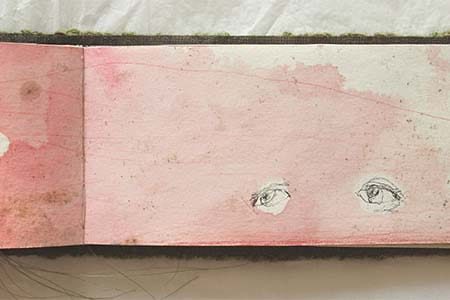 illustration à l'encre rouge diluée d'un livre d'artiste